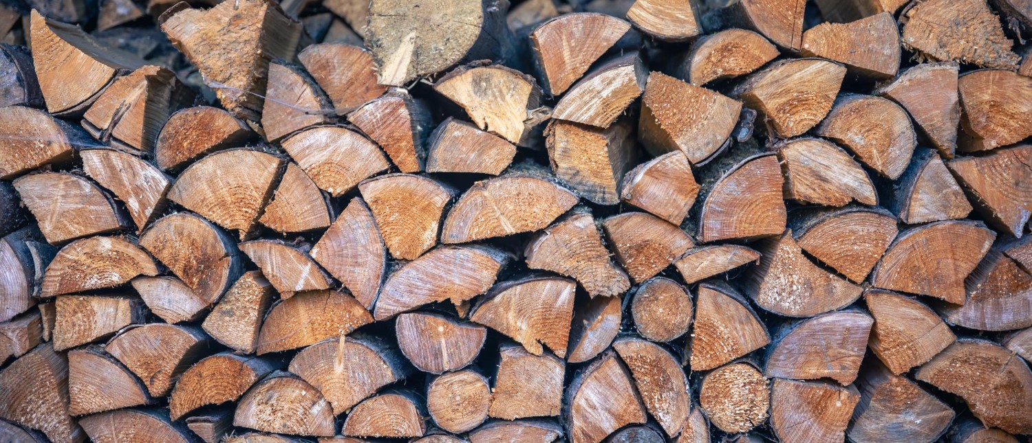 Jak szybko wysuszyć drewno do kominka