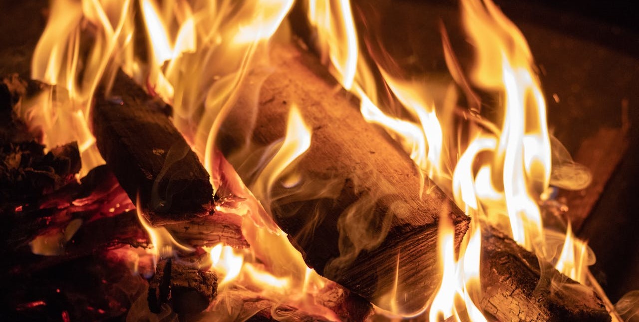 Proces spalania drewna